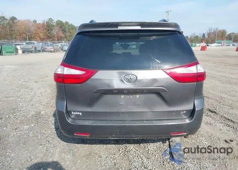 2015 Toyota Sienna Le 8 Passenger z USA, uszkodzony, nr VIN 5TDKK3DC2FS610433